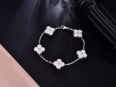 China 18K ouro branco Completo Diamante Van Cleef e forma doce da flor do bracelete de Arpels Alhambra à venda