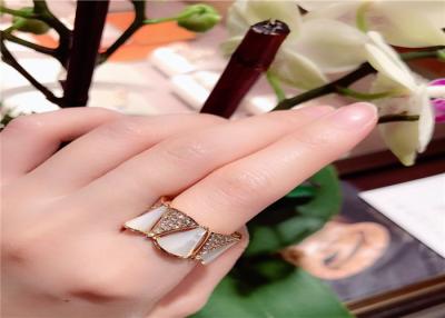 China o diamante do ouro 18KT amarelo pavimenta o anel ideal das divas de  com madrepérola branca à venda