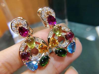 中国 ダイヤモンドと置かれる青いトパーズ、緑の電気石、ペリドット、レモン色および赤いガーネットが付いているAstraleのイヤリング18kのイエロー・ゴールド セット 販売のため