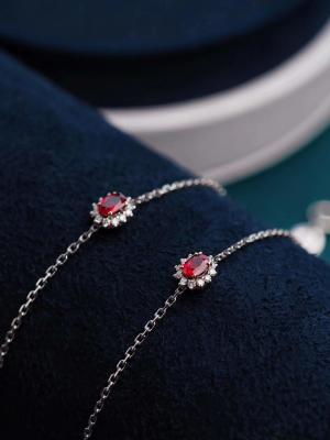 China Vvs Diamond Custom 18K Gold Jewelry Bracelet 0.1CT Stone for sale