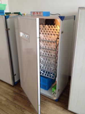 China Incubadora automática del huevo de las aves de corral que trama la incubadora del huevo de la máquina 600 en venta