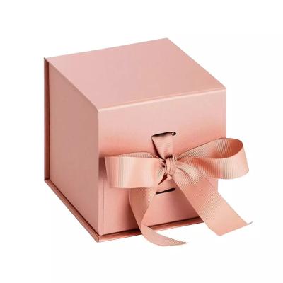 China Caja de empaquetado del brillo del paquete del plegamiento de la joyería rosada de encargo del anillo con el cierre de la cinta en venta