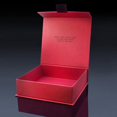 Cina Il libro rosso di lusso ha modellato il contenitore di regalo magnetico del cartone di regalo del contenitore della stampa della copertura superiore su ordinazione pieghevole rigida della carta in vendita