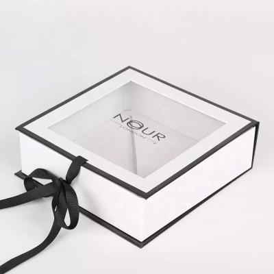 China Verpackenfaltende Papiergeschenkbox des weißen Pappkleidungsschalluxustuches mit klarem Fenster zu verkaufen
