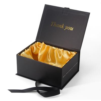 China Caja de cierre de regalo de embalaje de joyería de satén magnético con imán impreso en lámina de oro personalizado para anillo en venta