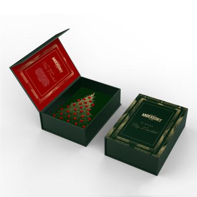 中国 Custom Design Premium Christmas Paper Gift Box Packaging With Magnetic Flap 販売のため