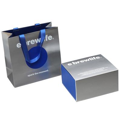 China Logotipo personalizado Luxury Silver Magnetic Paper Coffee Gift Box y Set de bolsas en venta