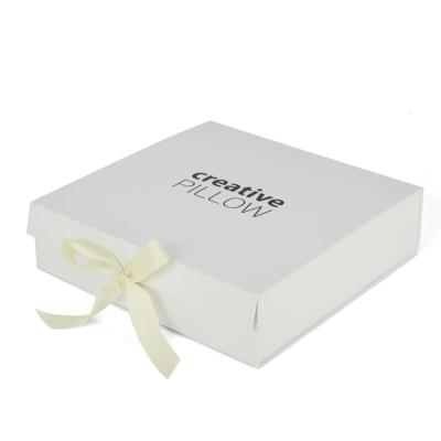 중국 OEM 인쇄 실크 리본 마감을 가진 접히는 마분지 선물 상자 백색 색깔 판매용