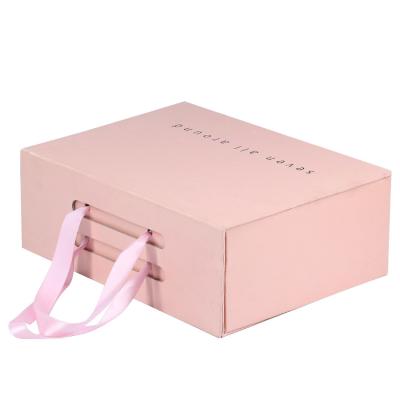 중국 리본 손잡이 우수한 광택 있는 끝을 가진 Foldable 분홍색 자석 마감 선물 상자 판매용