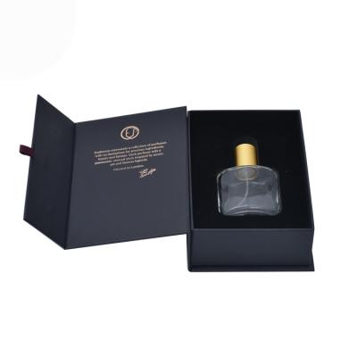 China Het magnetische Document Verpakkende Vakje van Perfum, Zwarte Kosmetische Giftvakje Douanedruk Te koop