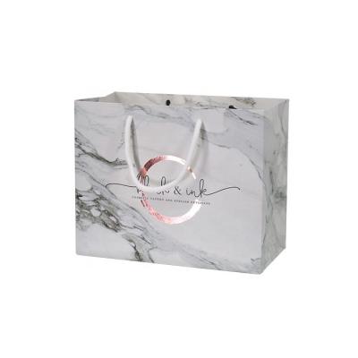 Chine Le papier fait sur commande de cadeau de boutique de marbre d'or de Rose portent des sacs avec le logo imprimés à vendre