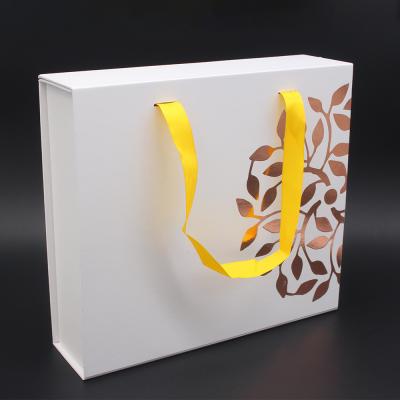 China Factory Wholesale Custom White Hampers Gift Set Packaging Box With Insert Handle for sale