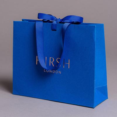 Chine Concevez le sac en fonction du client de papier de cadeau de boutique empaquetant le sac en papier marqué avec Logo Print à vendre