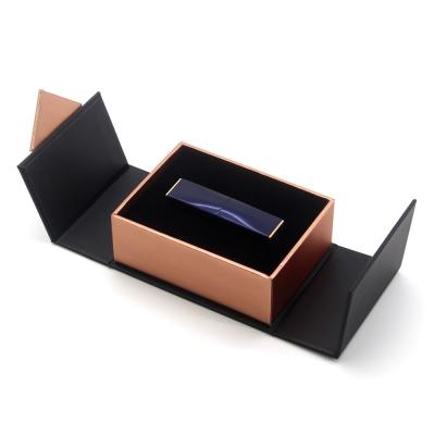 China Kundenspezifischer Drucklippenglanz und Lippenzwischenlagen-Guckkastenbühne-Lipgloss-Lippenstift Kit Packaging Boxes zu verkaufen