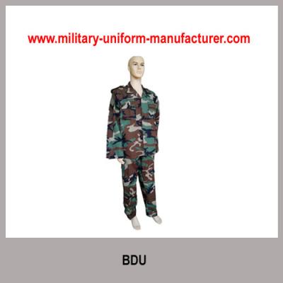 Chine Uniforme de robe militaire de bataille de coton de polyester de camouflage de région boisée pour l'usage d'armée à vendre