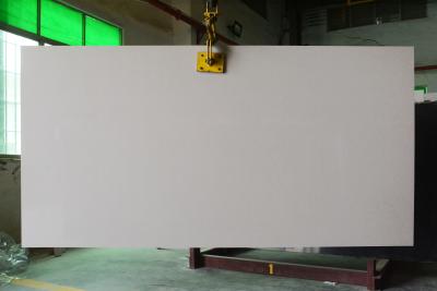 中国 ベージュCararraの人工的な水晶平板のよごれ止めの高い硬度の台所カウンタートップ 販売のため