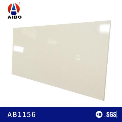Китай Washable 20MM сметанообразный ый-бел стеклянный кварц для верхней части тщеты Bathroom продается