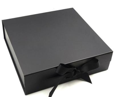 中国 PMS 防カビの衣服のギフト用の箱の大きく黒いボール紙の磁気閉鎖FSC 販売のため