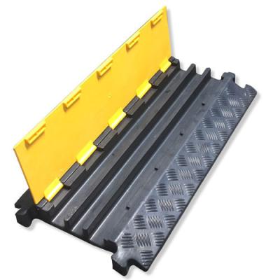 China Material de goma del retardador de los protectores del cable del piso de los protectores resistentes del cordón en venta