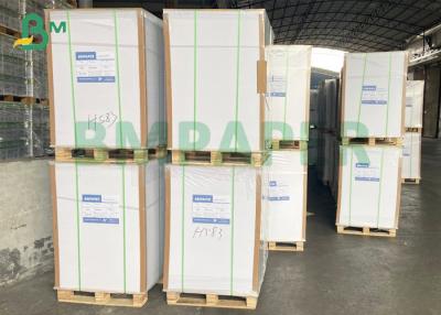 China Doppeltes versah weiße Jungfrau-Masse 100% FBB-Pappe250gsm mit guter Steifheit mit Seiten zu verkaufen