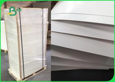 China El lado 2 cubrió la capa de encargo de la superficie del uniforme del tamaño del papel de tablero del arte 157gsm en venta