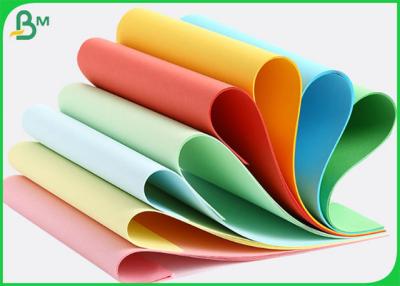 China papel sin recubrimiento de Woodfree del color verde del color rojo 80GSM para la papiroflexia de DIY en venta