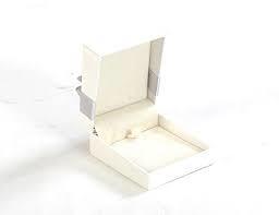 China El diseño simple que empaqueta la caja rígida graba en relieve reciclable superficial en venta