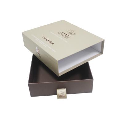 China Almacenamiento de encargo que resbala la caja del cajón del regalo de la joyería del papel de la cartulina que empaqueta con la manija en venta
