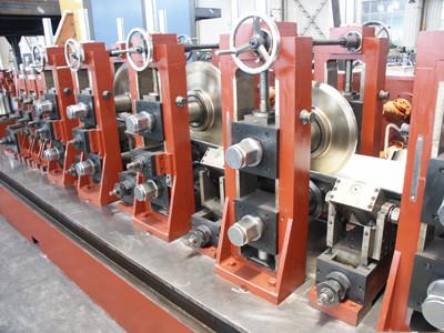 Chine Tuyau d'acier standard d'en formant la machine, tube formant l'équipement à vendre