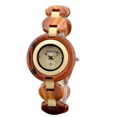 China Reloj de madera del cuarzo de las señoras de Bewell, reloj de madera de la pulsera de la sandalia natural en venta