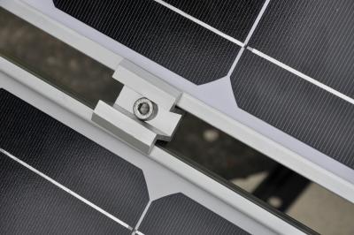 China La industria fotovoltaica anodizó la abrazadera media de aluminio 6005-T5 SUS304 en venta