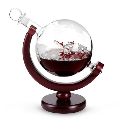 China Jarra de cristal grabada al agua fuerte Borosilicate, jarra del whisky del globo con el sistema del regalo de la taza de la copa de vino en venta