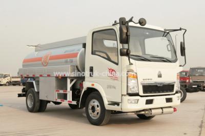 China Howo 4×2 Oil Tanker Lorry / High Safety Light Duty Fuel Transport Trucks 8280 KGS for sale