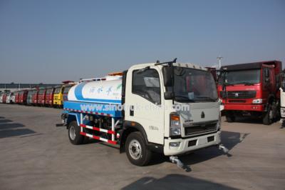 China 116 Hp Wihte HOWO 4X2 Water Tank Light Commercial Trucks 8CBM Tire 7.00R16 for sale