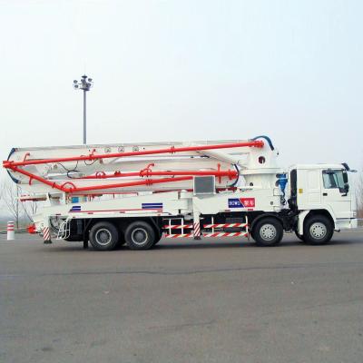 Chine Camion de pompe concrète de Sinotruk HOWO avec le boom télescopique flexible et efficace de 21m à vendre