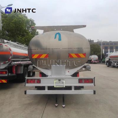 China esquerda e assistente de 8x4 Howo que dirigem a capacidade grande do transportador do caminhão de tanque do óleo diesel à venda