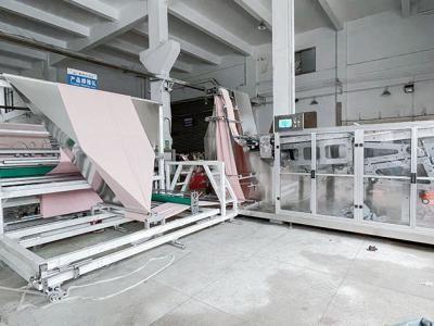 China Eficacia alta del edredón de la cubierta de la máquina no tejida automática de la tela en venta