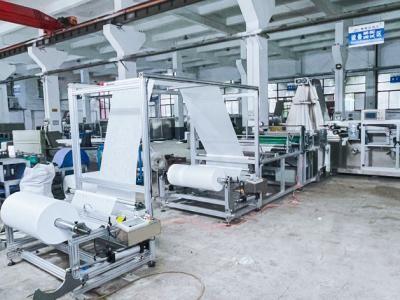 China 40m/Min Disposable Sheets Nonwoven Fabric que hace la máquina para la colcha en venta