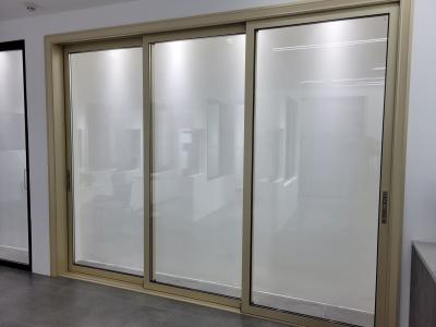 China 1Puertas corredizas de aluminio de vidrio de 2 a 2,5 mm, puertas recubiertas de polvo de aluminio con pantalla de mosca en venta