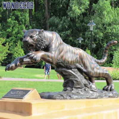 China Outdoor Bronze Statues Sculpture Bronze Tiger Figurine Life Size 135cm for sale