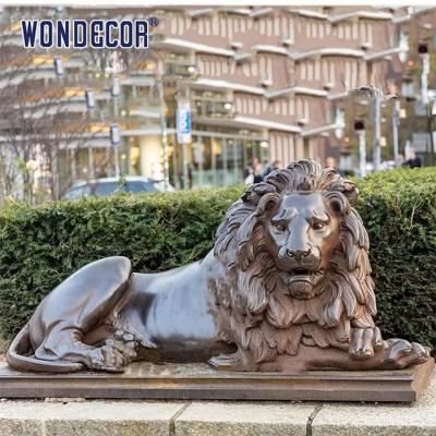 Chine Sculpture en bronze faite sur commande Lion Sculpture grandeur nature en laiton en décoration carrée à vendre