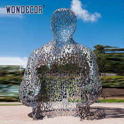 China Outdoor large hollow metal art sitting person stainless steel sculpture en venta