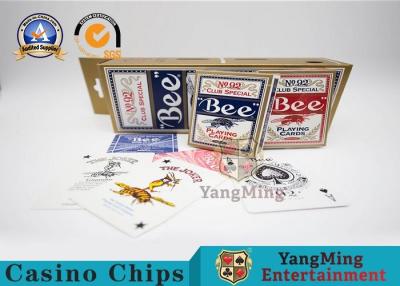 China Naipes americanos originales del casino de la abeja del club 92 del póker con el papel negro ULTRAVIOLETA de base en venta