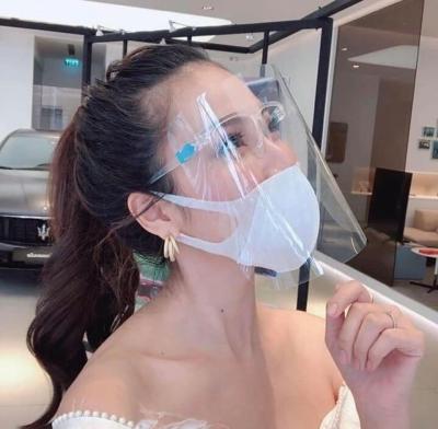 China Viseira transparente dos protetores de cara do PPE da névoa do ODM anti com vidros à venda