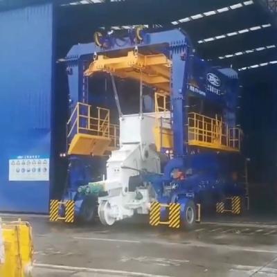 China Highly Customized Straddle Container Lifter Machine With Cummins Engine for sale