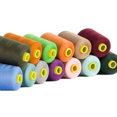 Chine Fil de couture teint de polyester, fil de polyester tourné par anneau pour la machine à coudre à vendre