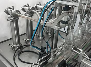 Chine Machine de remplissage liquide automatique de quatre becs, machine de remplissage de bouteilles automatique à vendre