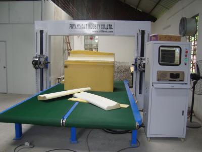 China 6KW Belt Conveyor Table Flexible Polyurethane Oscillating Blade Cutting Machine 1800KG for sale