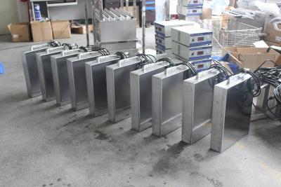Chine décapant ultrasonique ultrasonique d'acier inoxydable des générateurs 40KHz et des transducteurs pour le radiateur à vendre