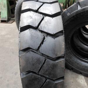 China Tread Pattern Solid Industrial Tyres  Forklift Tire Replacement 700-12 for sale